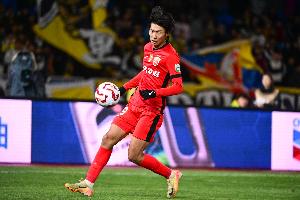 记者：从李新翔在两个联赛数据来看，中超也就中乙水平？